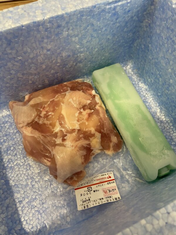 大き目の保冷剤も一緒に入れてくれています