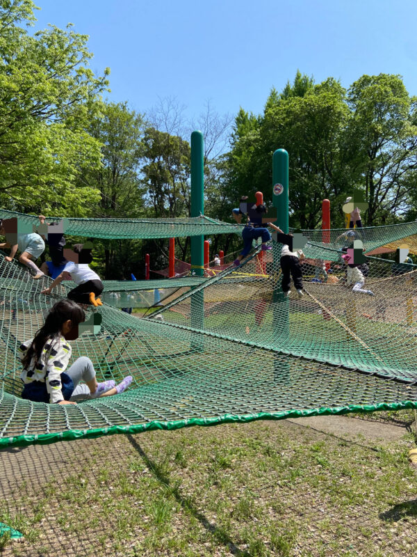 子どもの森の虹のハンモック