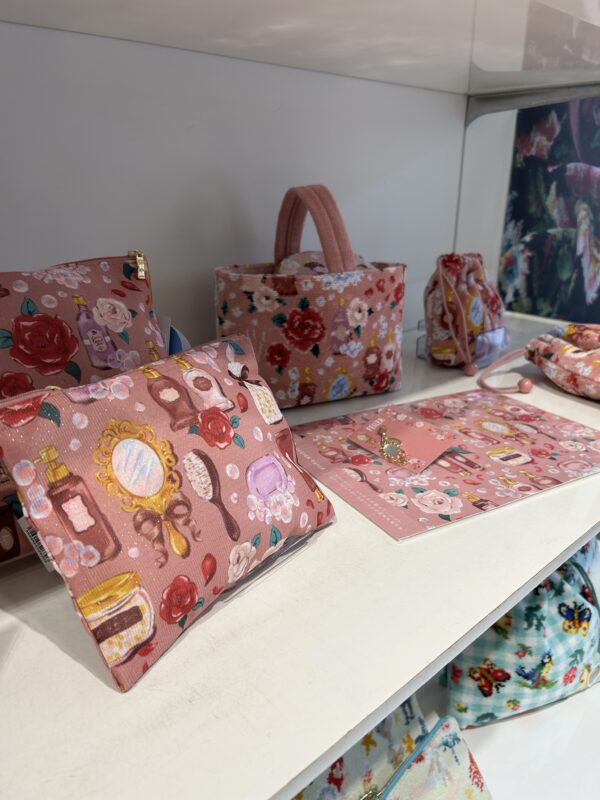 ポーチやバッグも豊富