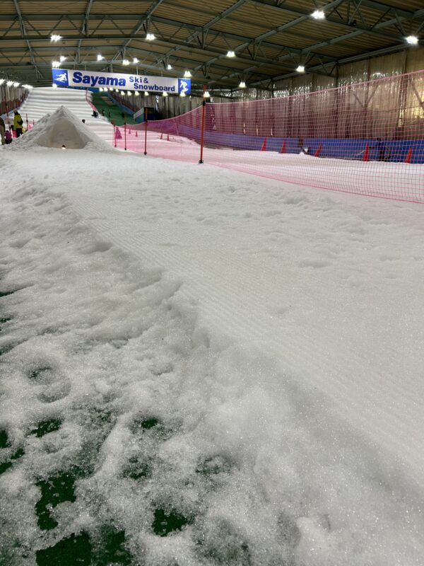 柵の左側がスノーパークエリアです