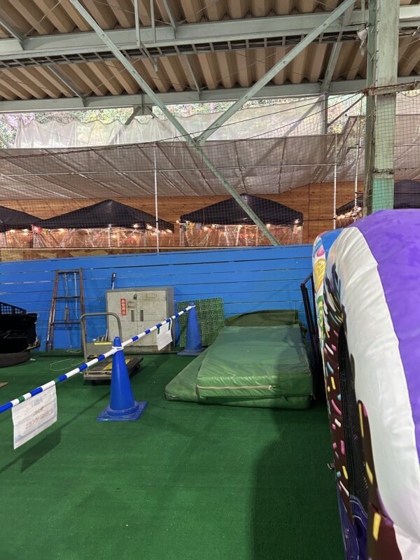 青い壁の向こう側が有料席です