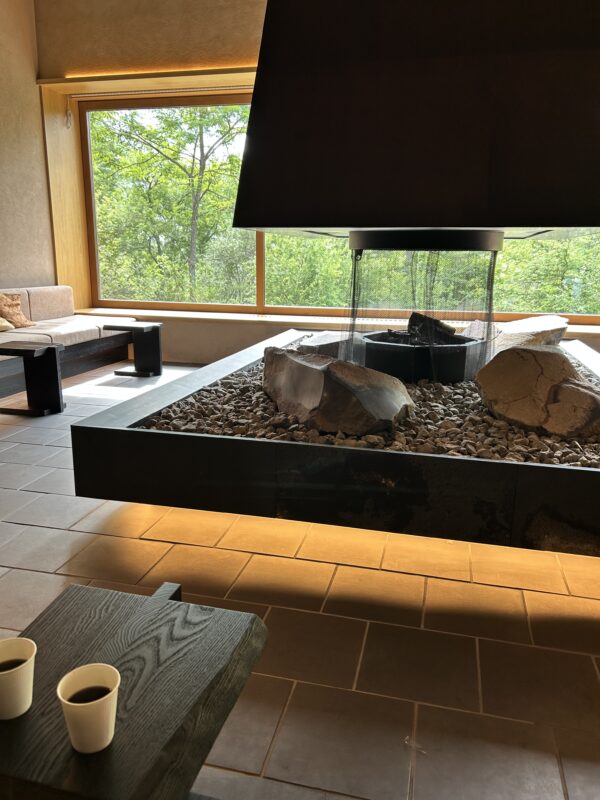 暖炉ラウンジ